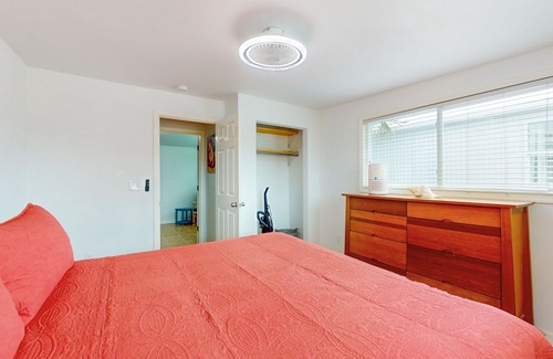 Truckland House | Beachside escape with tropical yard & alfresco patio - walk to outlet shopping