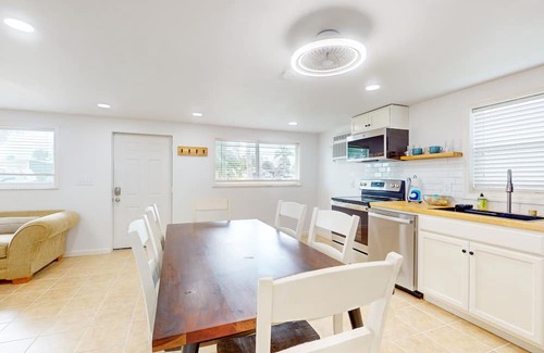 Truckland House | Beachside escape with tropical yard & alfresco patio - walk to outlet shopping