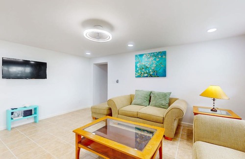 Truckland House | Beachside escape with tropical yard & alfresco patio - walk to outlet shopping