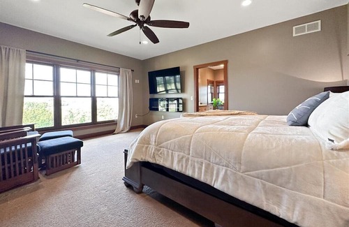 Galena House | Breathtaking 360 Degree Views! Private Swim Pond, Sauna & Home Gym On 43 Acres!