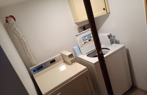Dieppe House | Private (lockable) room in shared home 5min away from airport! Cat friendly.