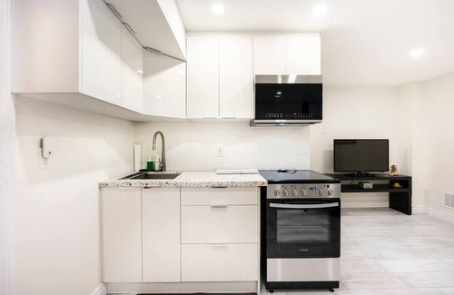 Newmarket House | New Private & Clean Suite in Newmarket, ON
