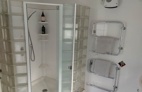 Albany Heights Apartment | Secluded forest retreat -3min to Albany - incl pool and large patios