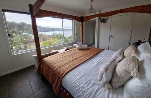 Dover House | Comfortable Modern Home on Absolute Waterfront with stunning views