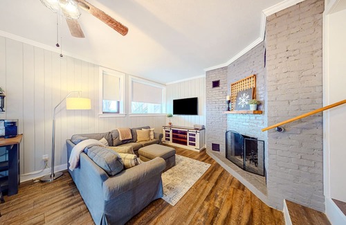 Kingsport House | Sunlit retreat with amazing mountain views, firepit, patio, AC & fireplace