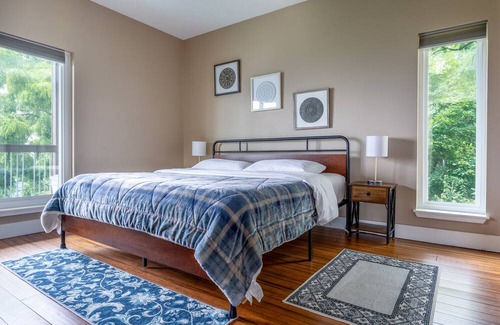 Pittsburgh Apartment | Unmatched City View! King Bed, 2BR Apt. Free Parking!