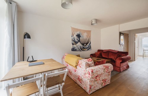 Frome House | Spacious, elegant home. Central location. Ideal for holidays and business.