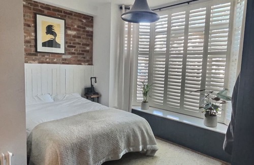 South Twickenham Apartment | Stylish apartment with cinema den. Close to nature parks, riverside and stadium.