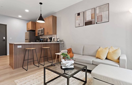 St. Anthony West Apartment | Coze 2BR with Gym & Free Street Parking by UMN