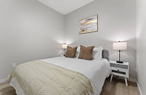 St. Anthony West Apartment | Coze 2BR with Gym & Free Street Parking by UMN