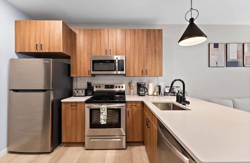 St. Anthony West Apartment | Coze 2BR with Gym & Free Street Parking by UMN