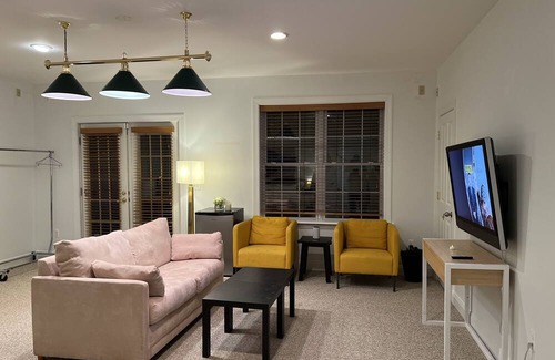 Idylwood House | Cozy 1B1B Suite Safe Community