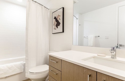 Downtown Apartment | Modern Apartment in Prime Location (ID7724X75)