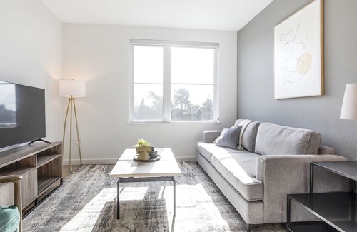 Downtown Apartment | Modern Apartment in Prime Location (ID7724X75)