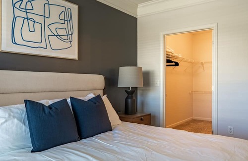 Overland Park Apartment | Modern Apartment in Prime Location (ID3816X03)