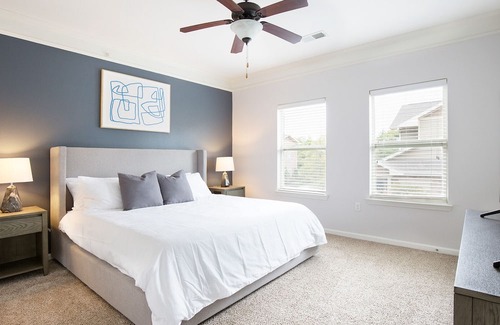 Overland Park Apartment | Modern Apartment in Prime Location (ID6837X15)