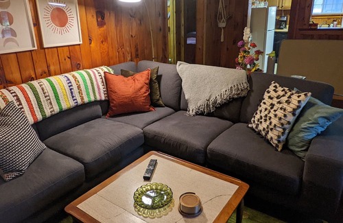 Rockwood Cabin | Cozy cabin is just 10 minutes from slopes and state parks!