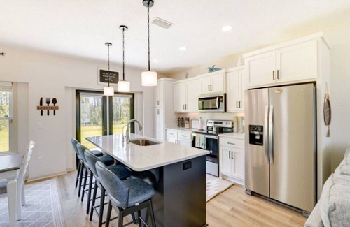 Cedar Grove House | New! 4BR Beach Bliss -15-Mins Getaway Sleeps 12