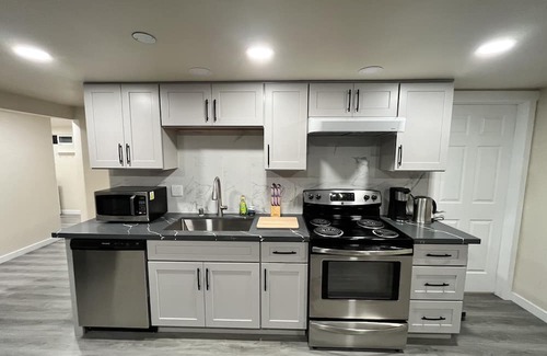 Tukwila House | Charming 2 bedroom, 2 Bathroom Home in Convenient, Prime, and Central Location
