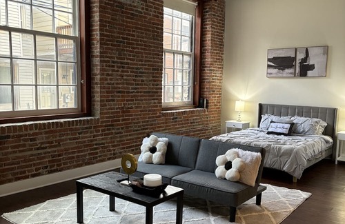 South Baltimore Apartment | Industrial Apartment in Downtown Baltimore - Free Parking!