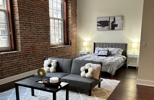 South Baltimore Apartment | Industrial Apartment in Downtown Baltimore - Free Parking!