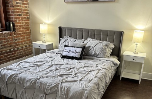 South Baltimore Apartment | Industrial Apartment in Downtown Baltimore - Free Parking!