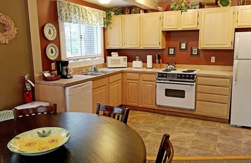 Flat Rock Cottage | The Laurel Cottage 4 Bedroom,2 Bath,Sleeps 9, Centrally located in Flat Rock NC