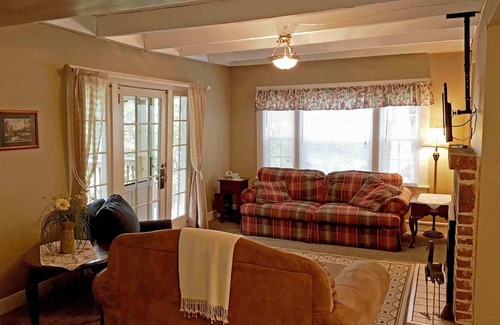 Flat Rock Cottage | The Laurel Cottage 4 Bedroom,2 Bath,Sleeps 9, Centrally located in Flat Rock NC