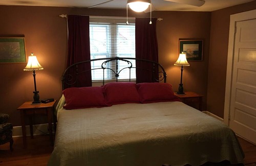 Flat Rock Cottage | The Laurel Cottage 4 Bedroom,2 Bath,Sleeps 9, Centrally located in Flat Rock NC