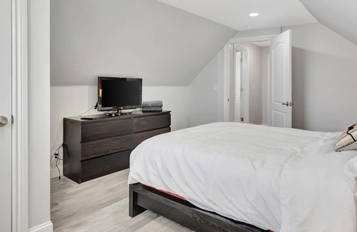 Uniondale House | Fully Renovated Family-Sized Home