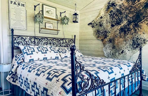 Joseph Cottage | Camp-themed dog-friendly cabin with mountain views, firepit, & river access