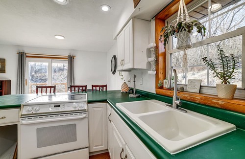 Spencer House | Spencer Getaway w/Deck < 1 Mi to Hiking!
