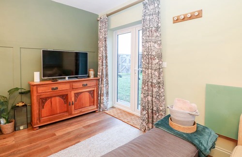 Ditchingham Cottage | GOLDCREST HIDE, pet friendly, with a garden in Bungay