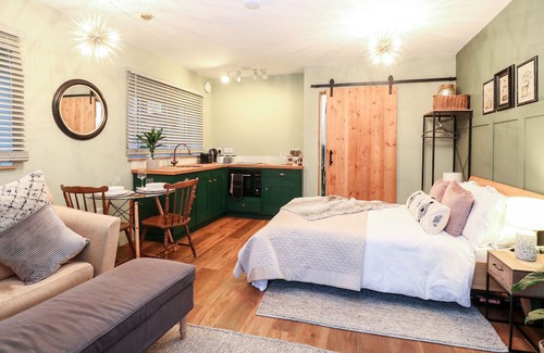 Ditchingham Cottage | GOLDCREST HIDE, pet friendly, with a garden in Bungay