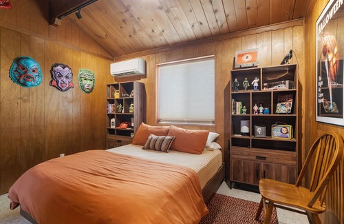 Meadowbrook Estates Cabin | Horror Themed Cabin! Retro Scary Movie-Inspired