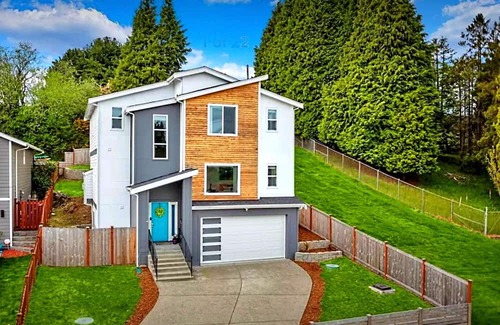 Hilltop House | New Luxury Hilltop Home Near Downtown Tacoma w/Room for All