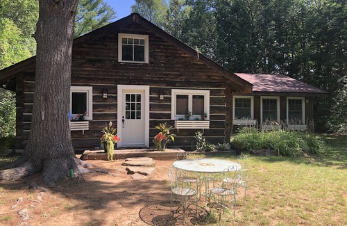 Lake of Bays Cottage | Lake of Bays Waterfront Historic Log Cabin