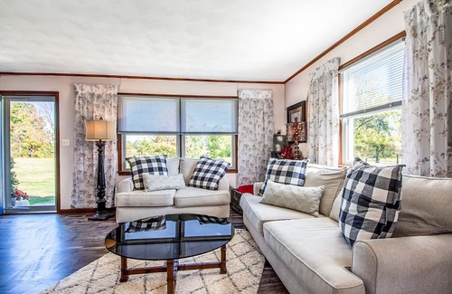 Holts Summit House | PLUSH FARMHOUSE Fresh Breakfast + Crackling Bonfire! 2-Separate Areas!