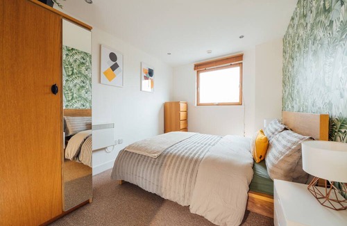 Leeds City Center Apartment | Leeds Dock: 2 Bedroom Haven