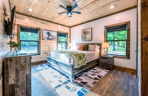 Broken Bow Cabin | NEW! RIVERFRONT-DIRECT ACCESS TO WATER-PIER & GRAVEL ROAD MOUNTAIN FORK LANDING