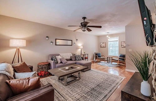 Conway House | Tranquil Paradise: Enchanting 3-Bedroom Brookside