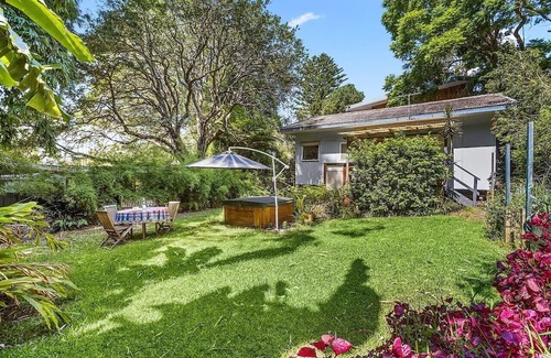 Bundeena Cottage | Stylish cottage with pool 2 minute walk to the beach.