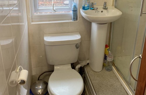 Edmonton Apartment | Cozy studio flat with separated bathroom in London