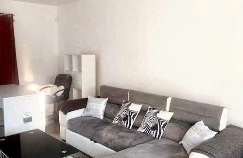 Montfermeil House | Homerez - House for 2 ppl. with swimming-pool, garden and terrace at Montfermeil