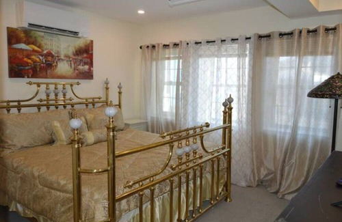 Off Broadway House | 5 minute walk to Downtown Newport ! 2 Floor 2 Bedroom Apartment in Newport