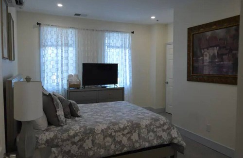 Off Broadway House | 5 minute walk to Downtown Newport ! 2 Floor 2 Bedroom Apartment in Newport