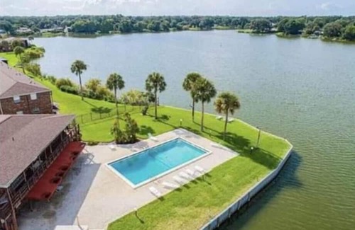 Lake Bentley Apartment | Relax in a Comfy Secluded Condo
