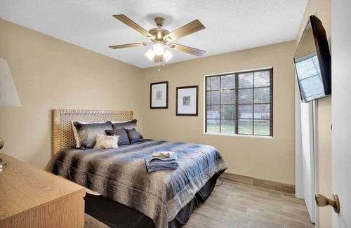 Southside House | Cozy Home with huge yard