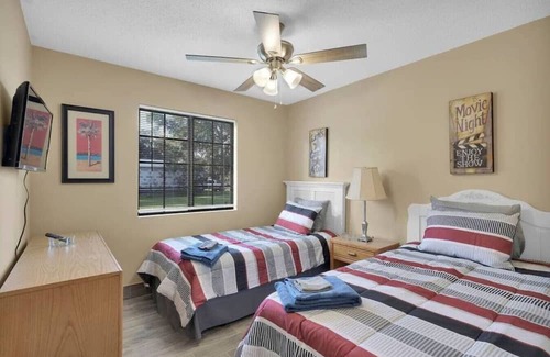 Southside House | Cozy Home with huge yard
