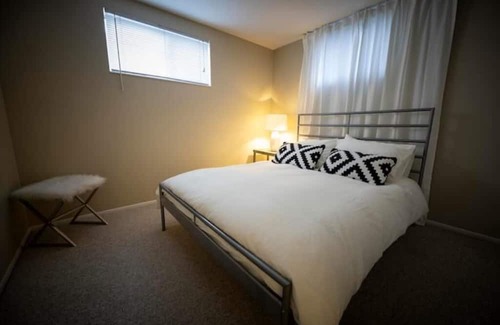 Cottonwood Heights House | rambler between the canyons